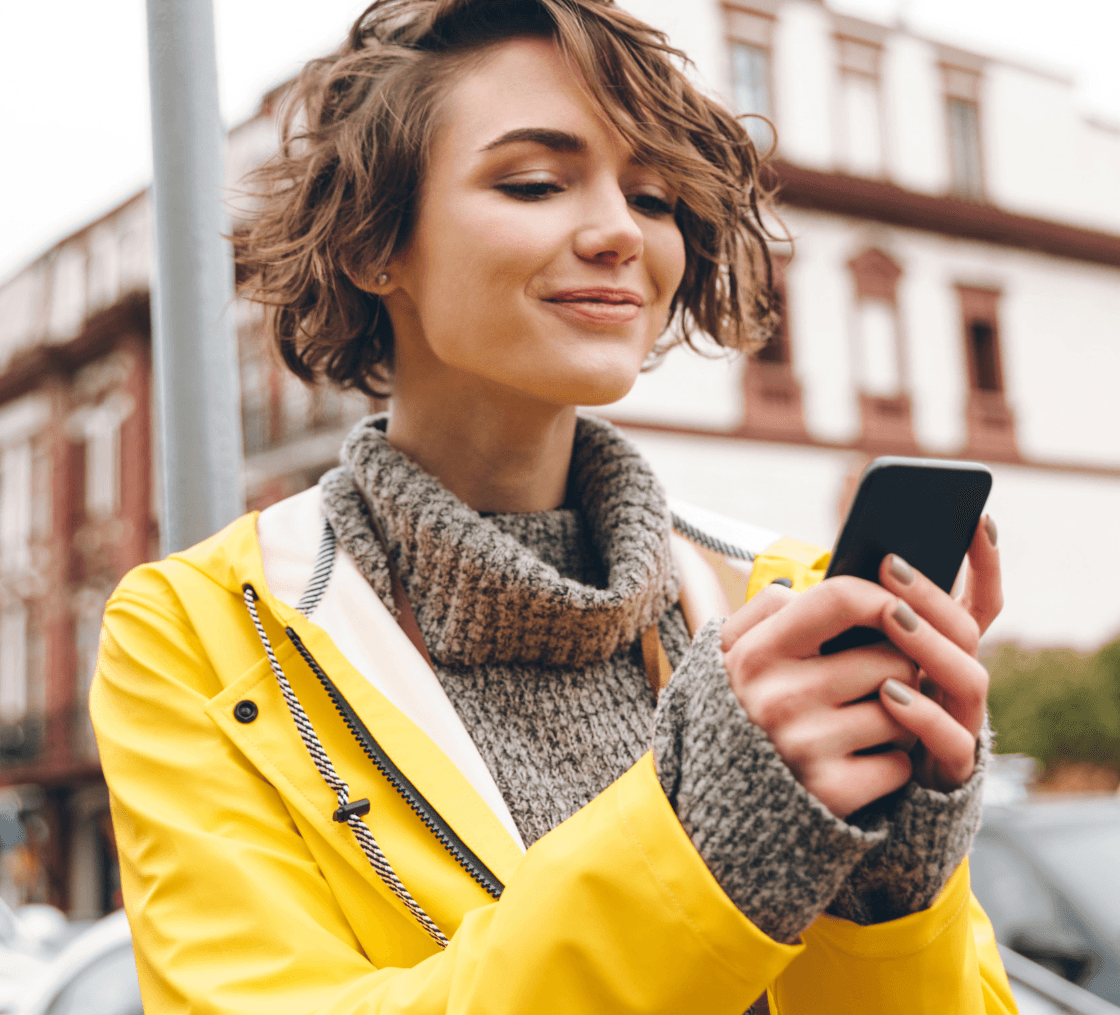 Cliente analisando detalhes no laptop