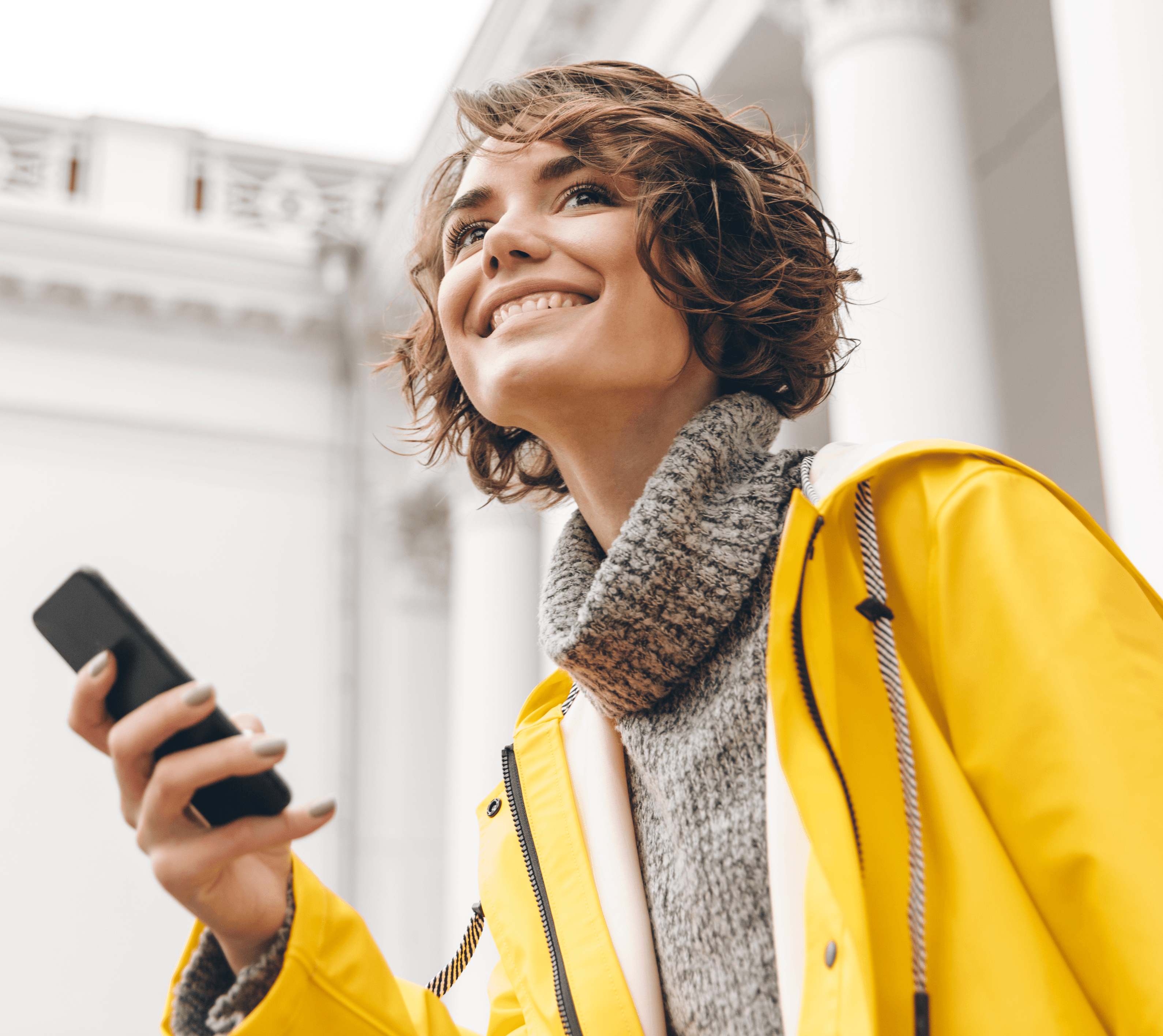 Cliente buscando imóveis pelo celular